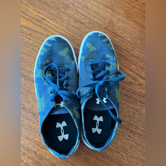 UNDER ARMOUR Kick It 2 Low Sneaker Sz 7.  NEW! - Picture 3 of 8